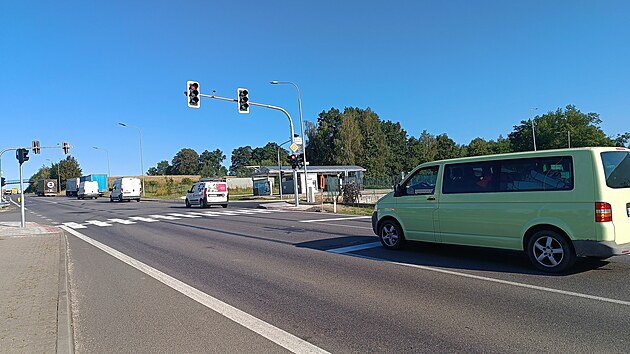 Svteln signalizace na kiovatce havlkobrodskho severovchodnho obchvatu s Kyjovskou ulic je v provozu od soboty. Na prav kiovatky se zaalo pracovat v dubnu. Krom semafor pibyla i deov kanalizace, chodnky, pechod pro chodce a upraveny byly rdiusy pro odboen do vedlejch ulic. Pjezd od prmyslov zny byl zrove rozen.