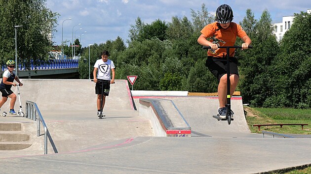 V prostoru za zimnm stadionem a sportovn halou se nyn nachz men skatepark. Ten ek rozen. A pibydou i dal sportovit.