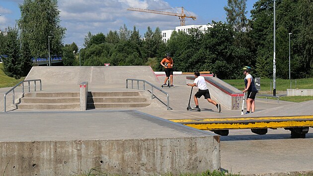 V prostoru za zimnm stadionem a sportovn halou se nyn nachz men skatepark. Ten ek rozen. A pibydou i dal sportovit.