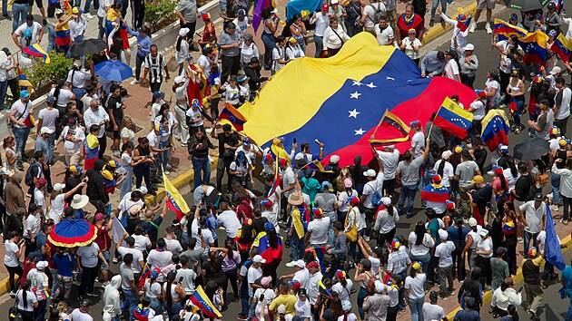 Ob�an� Venezuely protestuj� proti v�sledk�m prezidentsk�ch voleb, kter� venezuelsk�mu prezidentovi Nicol�si Madurovi p�isoudily t�et� funk�n� obdob�. (30. �ervence 2024)