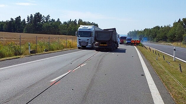 Na d�lnici D6 do�lo v �ter� 30. �ervence odpoledne k n�kolika dopravn�m nehod�m. P�i prvn� z nich prorazil kamion st�edov� svodidla a skon�il v protism�ru.