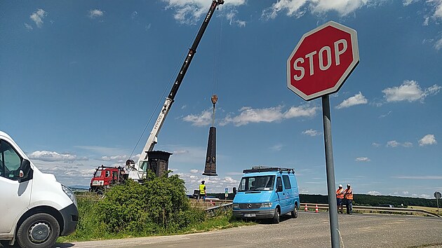 Trase dlnice D35 musel ustoupit pomnk 49. pho pluku, kter stl u silnice I/35 u odboky na Dohalice. ek ho renovace a pesun nad budouc kostnici. (17. ervna 2024)