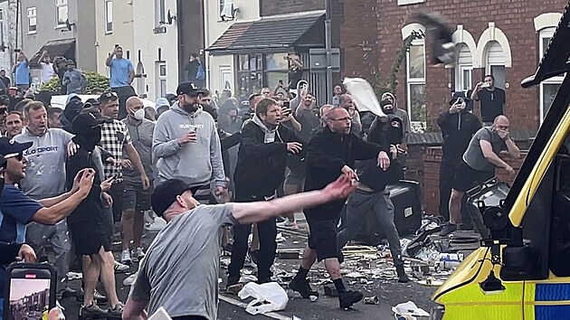 V britsk�m Southportu po vzpom�nkov� akci na ob�ti �toku no�em ��dili krajn� pravicov� radik�lov�. (30. �ervence 2024)
