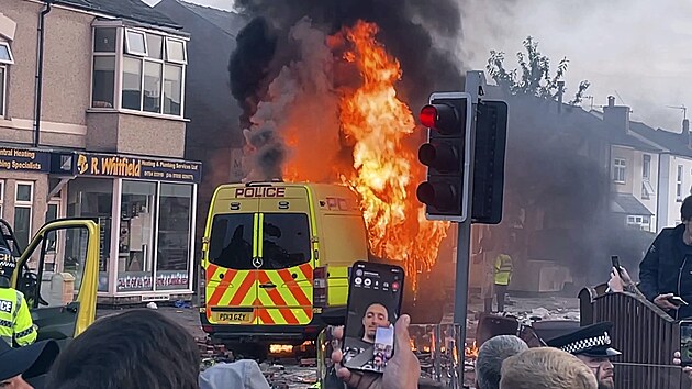 V britsk�m Southportu po vzpom�nkov� akci na ob�ti �toku no�em ��dili krajn� pravicov� radik�lov�. (30. �ervence 2024)