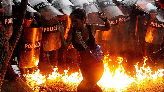 Venezuelou po oznmen vsledk prezidentskch voleb zmtaj protesty. Nespokojen lid v ulicch zapalovali ohn, podle mdi je nkolik mrtvch a zrannch. (29. ervence 2024)