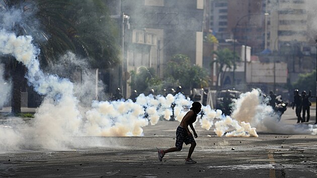 Venezuelou po oznmen vsledk prezidentskch voleb zmtaj protesty. Nespokojen lid v ulicch zapalovali ohn, podle mdi je nkolik mrtvch a zrannch. (29. ervence 2024)