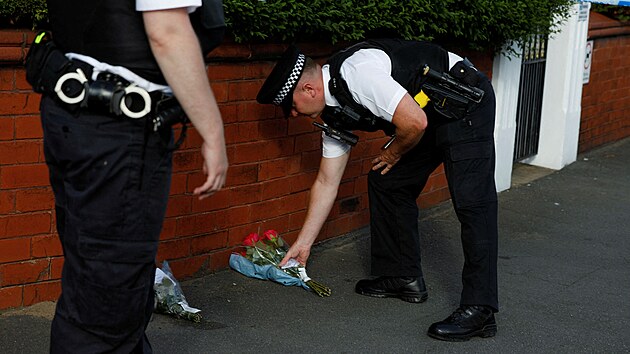 Lid� i policie na m�st� pond�ln�ho �toku no�em, po kter�m v britsk�m Southportu zem�ely u� t�i d�ti, pokl�daj� hra�ky a kv�tiny. (29. �ervence 2024)