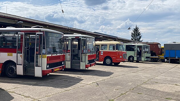 Historick autobusy, kter kdysi vozily cestujc v Plzni, se vydaly na spanilou jzdu po Straicch na Rokycansku. (27. ervence 2024)