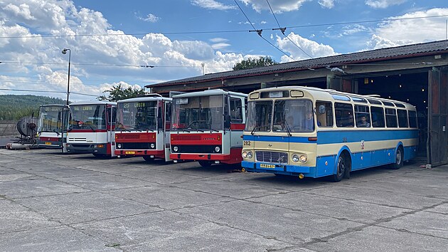 Historick autobusy, kter kdysi vozily cestujc v Plzni, se vydaly na spanilou jzdu po Straicch na Rokycansku. (27. ervence 2024)