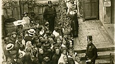 Nouzová výdejna. Vále�ná léta provázel v hlavním m�st� hlad. Magistrát se...