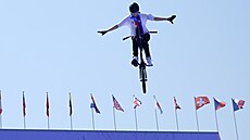Cyklistka Iveta Miculy�ová v kvalifikaci disciplíny BMX freestyle.