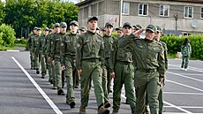 Ruská organizace Bojovník poádá vojenské tábory pro dti, na které vozí i dti...