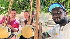 Zprava: Dembo Jobarteh a �lenové hudební skupiny Kauri Anna Pivo�ková a Antonín...