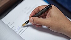 eskou úast podpoí devná pera od Wood Faktory