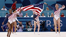 Ameri�anky slaví zlato v týmové sout�i gymnastek.