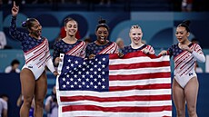 Ameri�anky slaví zlato v týmové sout�i gymnastek.