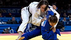 Judistka Renata Zachová (v bílém) bhem olympijského zápolení.