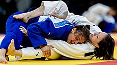 Judistka Renata Zachová (v bílém) bhem olympijského zápolení.