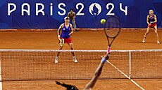 Kateřina Siniaková a Barbora Krejčíková během prvního kola ženské čtyřhry. ...