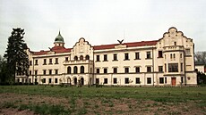 Romantický zámek astolovice, který Sternbergová v 90. letech zrestituovala....