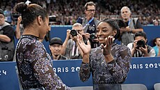Jordan Chilesová a Simone Bilesová probírají prbh víceboje jednotlivky.