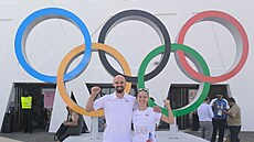 Sportovní st�elci Petr Nymburský a Veronika Bla�í�ková v olympijské vesni�ce v...