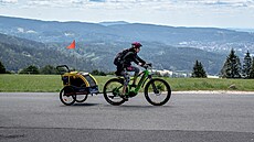 Jizerské hory jsou v lét oblíbené mezi cyklisty. Mnoství turist ale pináí...