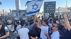 N�kolik desítek krajn� pravicových aktivist� v pond�lí napadlo základnu...