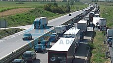 Na dálnici D2 vznikly kolony kvli nehod kamionu a vozidla údrby. (31....