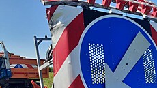 Po�kozené vozidlo údr�by po nehod� s kamionem na dálnici D2 (31. �ervence 2024)