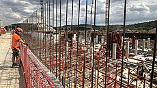 V �ervenci 2024 u� za�ala nová aréna pomalu r�st ze zem�.