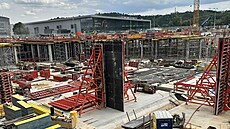 V �ervenci 2024 u� za�ala nová aréna pomalu r�st ze zem�.