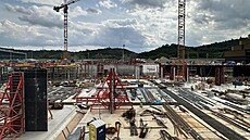 V �ervenci 2024 u� za�ala nová aréna pomalu r�st ze zem�.