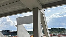 V �ervenci 2024 u� za�ala nová aréna pomalu r�st ze zem�.