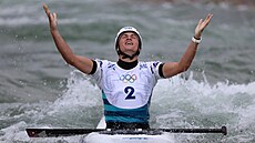 Kanoistka Gabriela Satková se raduje z prvního místa semifinále slalomu.