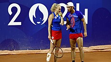 Čeští tenisté Tomáš Macháč a Kateřina Siniaková se radí během smíšené čtyřhry.