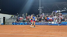 Tomáš Macháč a Kateřina Siniaková se objímají po postupu do semifinále smíšené...