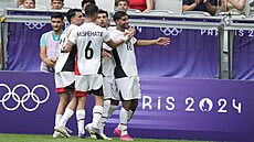 Egyptský fotbalista Ibrahim Adel (vpravo) slaví se spoluhrái gól v zápase se...