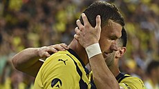 Edin D�eko z Fenerbahce se raduje z gólu v zápase s Luganem.