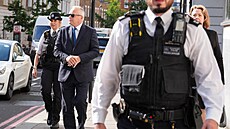 Bývalý moderátor britské veřejnoprávní stanice BBC Huw Edwards se před soudem...