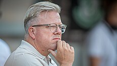 Zamy�lený spar�anský trenér Lars Friis b�hem odvety se Shamrockem Rovers.