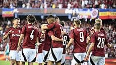 Spar�ané se radují z gólu do sít� Shamrocku. Úpln� vlevo kapitán David Pavelka.