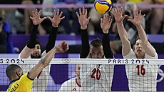 Lucas Saatkamp a Mateusz Bieniek z Polska blokují v zápase s Brazílií.