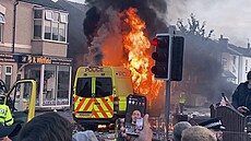 V britském Southportu po vzpomínkové akci na obti útoku noem ádili krajn...