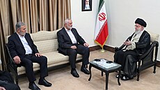 Nejvy��í v�dce Íránu ajatolláh Alí Chameneí (vpravo) v Teheránu hovo�í k...