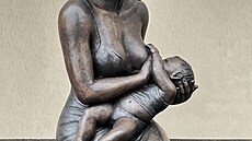 Náv�t�vníci mohou vyu�ít k odpo�inku i zahradu, kde je instalována bronzová...