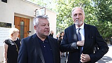 Poh�eb bývalého ministra hospodá�ství Karla Dyby. Na snímku expolitici Petr...