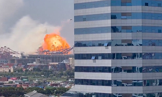 Nákladní lo� tchajwanské p�epravní firmy v pátek vybuchla ve východo�ínském...