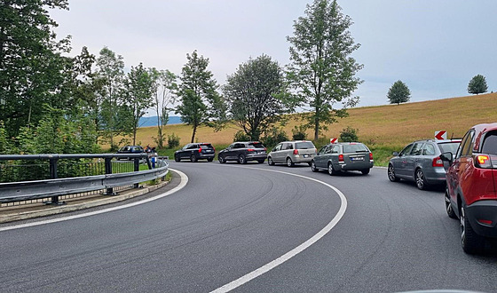 Silnice I/13 je kvli objíce a vlakové výluce tém stále ucpaná. Krajské editelství policie Libereckého kraje tady mimo jiné kvli tomu v minulém týdnu zvýilo dohled.