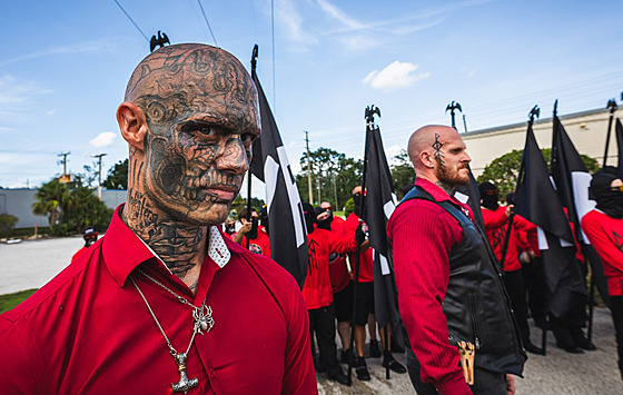 �lenové neonacistických skupin �Blood Tribe� a �GDL� b�hem demonstrace na...